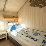 Kinderfreundliches 5 Personen Wellnessferienhaus Treibholz Mit Zwei Duschen Und Toiletten, Sauna, Whirlpool, Kaminofen, Wintergarten Und Kanu In Hébergement de vacances Otterndorf