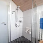 Hébergement de vacances Kinderfreundliches 5 Personen Wellnessferienhaus Treibholz Mit Zwei Duschen Und Toiletten, Sauna, Whirlpool, Kaminofen, Wintergarten Und Kanu In *