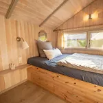 Kinderfreundliches 5 Personen Wellnessferienhaus Treibholz Mit Zwei Duschen Und Toiletten, Sauna, Whirlpool, Kaminofen, Wintergarten Und Kanu In Otterndorf