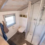 Kinderfreundliches 5 Personen Wellnessferienhaus Treibholz Mit Zwei Duschen Und Toiletten, Sauna, Whirlpool, Kaminofen, Wintergarten Und Kanu In * Otterndorf