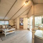 Kinderfreundliches 5 Personen Wellnessferienhaus Treibholz Mit Zwei Duschen Und Toiletten, Sauna, Whirlpool, Kaminofen, Wintergarten Und Kanu In Otterndorf