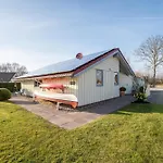 Hébergement de vacances Kinderfreundliches 5 Personen Wellnessferienhaus Treibholz Mit Zwei Duschen Und Toiletten, Sauna, Whirlpool, Kaminofen, Wintergarten Und Kanu In