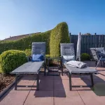 Hébergement de vacances Kinderfreundliches 5 Personen Wellnessferienhaus Treibholz Mit Zwei Duschen Und Toiletten, Sauna, Whirlpool, Kaminofen, Wintergarten Und Kanu In *