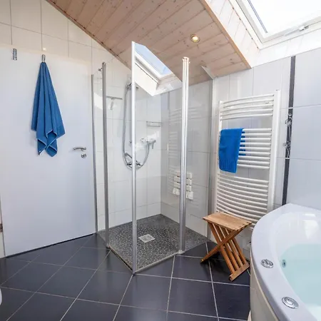 Kinderfreundliches 5 Personen Wellnessferienhaus Treibholz Mit Zwei Duschen Und Toiletten, Sauna, Whirlpool, Kaminofen, Wintergarten Und Kanu In *