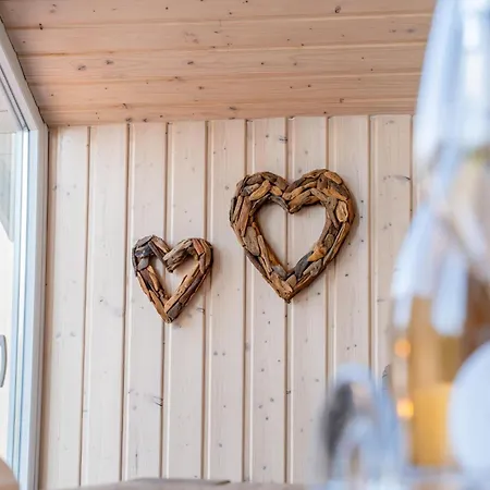 Kinderfreundliches 5 Personen Wellnessferienhaus Treibholz Mit Zwei Duschen Und Toiletten, Sauna, Whirlpool, Kaminofen, Wintergarten Und Kanu In Дом отдыха *