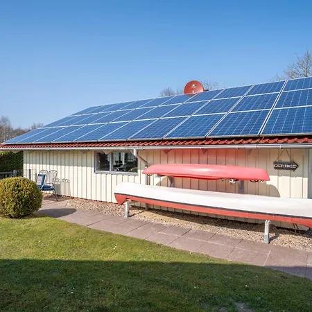 Kinderfreundliches 5 Personen Wellnessferienhaus Treibholz Mit Zwei Duschen Und Toiletten, Sauna, Whirlpool, Kaminofen, Wintergarten Und Kanu In Hébergement de vacances Otterndorf