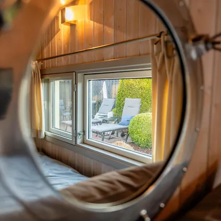 Kinderfreundliches 5 Personen Wellnessferienhaus Treibholz Mit Zwei Duschen Und Toiletten, Sauna, Whirlpool, Kaminofen, Wintergarten Und Kanu In *