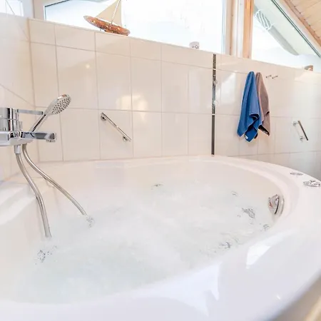 Semesterbostad Kinderfreundliches 5 Personen Wellnessferienhaus Treibholz Mit Zwei Duschen Und Toiletten, Sauna, Whirlpool, Kaminofen, Wintergarten Und Kanu In Otterndorf