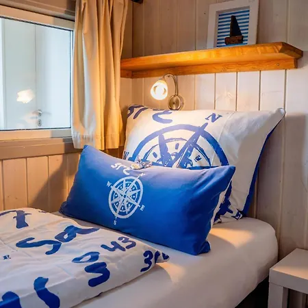 Kinderfreundliches 5 Personen Wellnessferienhaus Treibholz Mit Zwei Duschen Und Toiletten, Sauna, Whirlpool, Kaminofen, Wintergarten Und Kanu In Otterndorf
