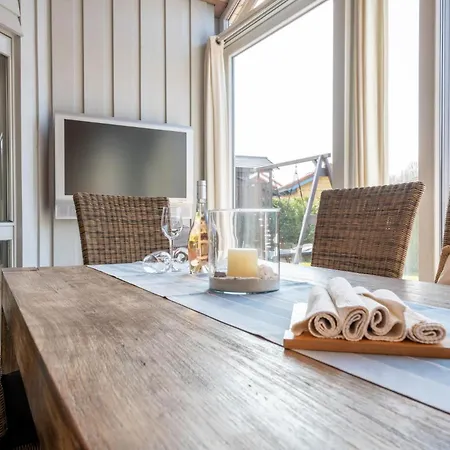Kinderfreundliches 5 Personen Wellnessferienhaus Treibholz Mit Zwei Duschen Und Toiletten, Sauna, Whirlpool, Kaminofen, Wintergarten Und Kanu In Prázdninový dům Otterndorf
