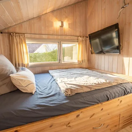 Kinderfreundliches 5 Personen Wellnessferienhaus Treibholz Mit Zwei Duschen Und Toiletten, Sauna, Whirlpool, Kaminofen, Wintergarten Und Kanu In Hébergement de vacances Otterndorf
