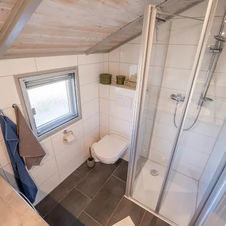 Kinderfreundliches 5 Personen Wellnessferienhaus Treibholz Mit Zwei Duschen Und Toiletten, Sauna, Whirlpool, Kaminofen, Wintergarten Und Kanu In * Оттерндорф