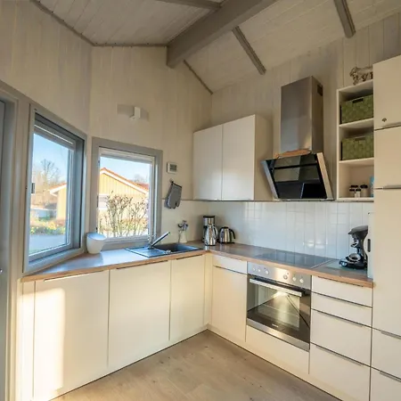 Kinderfreundliches 5 Personen Wellnessferienhaus Treibholz Mit Zwei Duschen Und Toiletten, Sauna, Whirlpool, Kaminofen, Wintergarten Und Kanu In Prázdninový dům Otterndorf