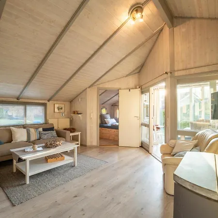 Kinderfreundliches 5 Personen Wellnessferienhaus Treibholz Mit Zwei Duschen Und Toiletten, Sauna, Whirlpool, Kaminofen, Wintergarten Und Kanu In Otterndorf