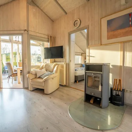 Prázdninový dům Kinderfreundliches 5 Personen Wellnessferienhaus Treibholz Mit Zwei Duschen Und Toiletten, Sauna, Whirlpool, Kaminofen, Wintergarten Und Kanu In *