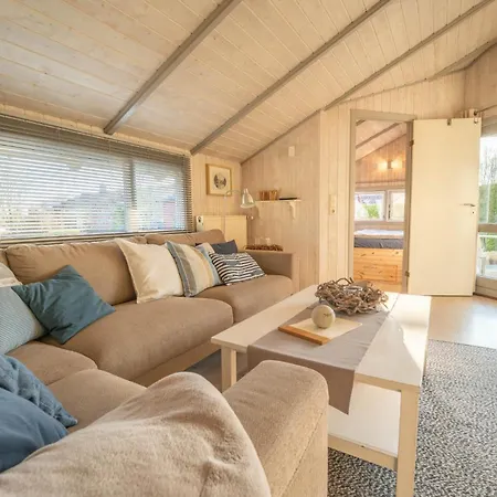 Prázdninový dům Kinderfreundliches 5 Personen Wellnessferienhaus Treibholz Mit Zwei Duschen Und Toiletten, Sauna, Whirlpool, Kaminofen, Wintergarten Und Kanu In Otterndorf