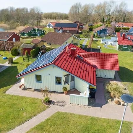 Hébergement de vacances Kinderfreundliches 5 Personen Wellnessferienhaus Treibholz Mit Zwei Duschen Und Toiletten, Sauna, Whirlpool, Kaminofen, Wintergarten Und Kanu In Otterndorf