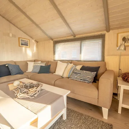 Kinderfreundliches 5 Personen Wellnessferienhaus Treibholz Mit Zwei Duschen Und Toiletten, Sauna, Whirlpool, Kaminofen, Wintergarten Und Kanu In Hébergement de vacances *