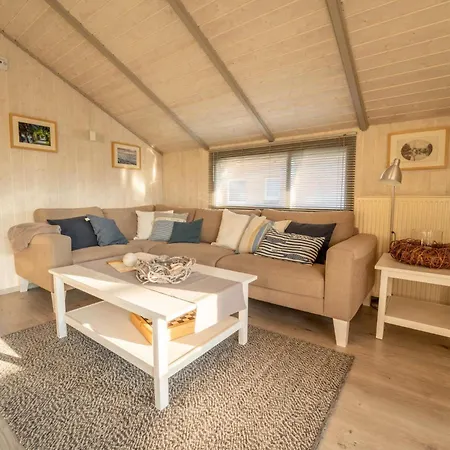 Prázdninový dům Kinderfreundliches 5 Personen Wellnessferienhaus Treibholz Mit Zwei Duschen Und Toiletten, Sauna, Whirlpool, Kaminofen, Wintergarten Und Kanu In *