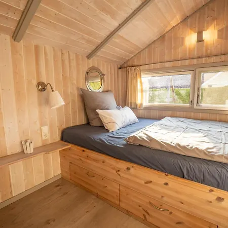 Prázdninový dům Kinderfreundliches 5 Personen Wellnessferienhaus Treibholz Mit Zwei Duschen Und Toiletten, Sauna, Whirlpool, Kaminofen, Wintergarten Und Kanu In *