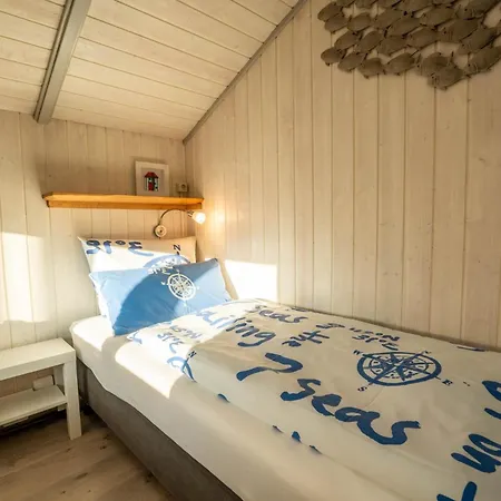 Kinderfreundliches 5 Personen Wellnessferienhaus Treibholz Mit Zwei Duschen Und Toiletten, Sauna, Whirlpool, Kaminofen, Wintergarten Und Kanu In Prázdninový dům Otterndorf