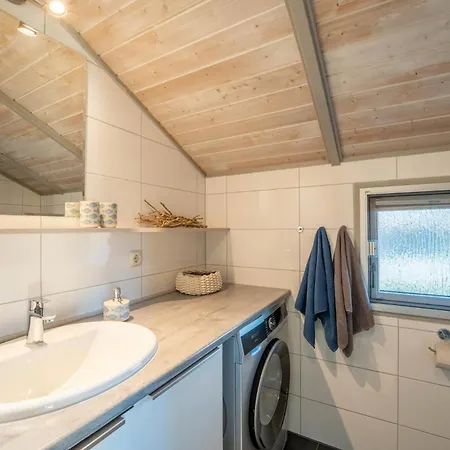 Kinderfreundliches 5 Personen Wellnessferienhaus Treibholz Mit Zwei Duschen Und Toiletten, Sauna, Whirlpool, Kaminofen, Wintergarten Und Kanu In *