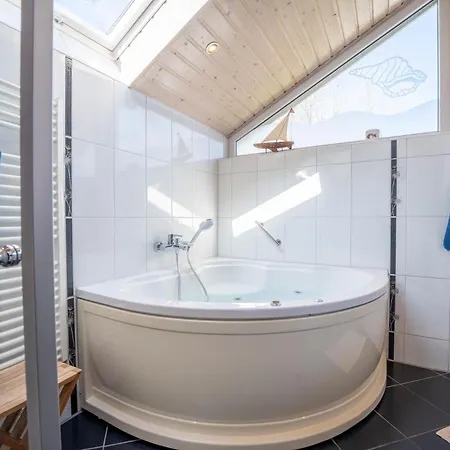 Hébergement de vacances Kinderfreundliches 5 Personen Wellnessferienhaus Treibholz Mit Zwei Duschen Und Toiletten, Sauna, Whirlpool, Kaminofen, Wintergarten Und Kanu In *