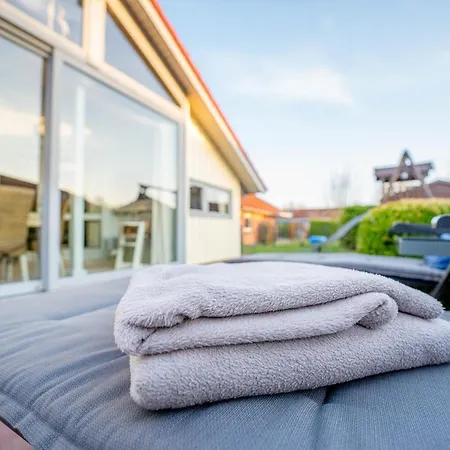 Kinderfreundliches 5 Personen Wellnessferienhaus Treibholz Mit Zwei Duschen Und Toiletten, Sauna, Whirlpool, Kaminofen, Wintergarten Und Kanu In Otterndorf