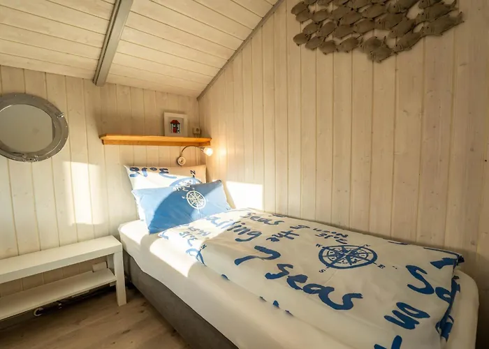 Kinderfreundliches 5 Personen Wellnessferienhaus Treibholz Mit Zwei Duschen Und Toiletten, Sauna, Whirlpool, Kaminofen, Wintergarten Und Kanu In Σπίτι διακοπών Otterndorf