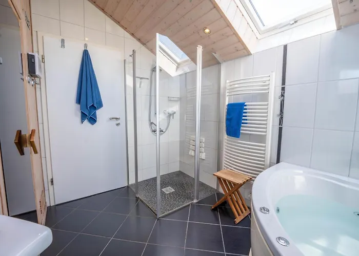 Kinderfreundliches 5 Personen Wellnessferienhaus Treibholz Mit Zwei Duschen Und Toiletten, Sauna, Whirlpool, Kaminofen, Wintergarten Und Kanu In *