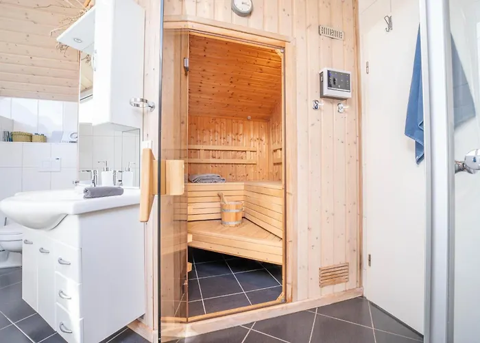 Kinderfreundliches 5 Personen Wellnessferienhaus Treibholz Mit Zwei Duschen Und Toiletten, Sauna, Whirlpool, Kaminofen, Wintergarten Und Kanu In * Otterndorf