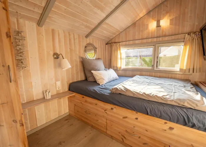Kinderfreundliches 5 Personen Wellnessferienhaus Treibholz Mit Zwei Duschen Und Toiletten, Sauna, Whirlpool, Kaminofen, Wintergarten Und Kanu In Otterndorf