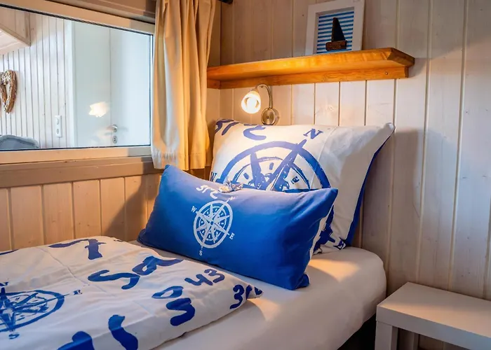 Kinderfreundliches 5 Personen Wellnessferienhaus Treibholz Mit Zwei Duschen Und Toiletten, Sauna, Whirlpool, Kaminofen, Wintergarten Und Kanu In Otterndorf
