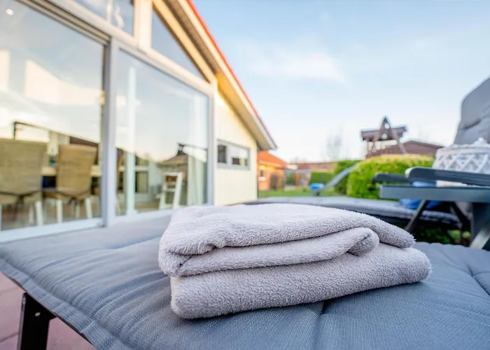 Kinderfreundliches 5 Personen Wellnessferienhaus Treibholz Mit Zwei Duschen Und Toiletten, Sauna, Whirlpool, Kaminofen, Wintergarten Und Kanu In *