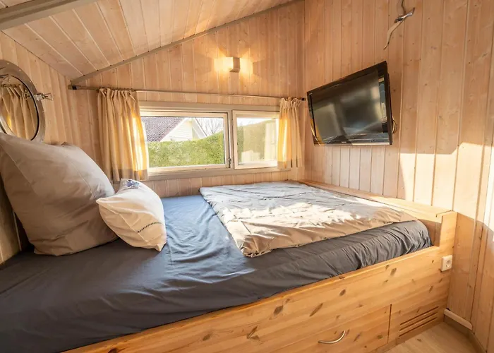 Kinderfreundliches 5 Personen Wellnessferienhaus Treibholz Mit Zwei Duschen Und Toiletten, Sauna, Whirlpool, Kaminofen, Wintergarten Und Kanu In Σπίτι διακοπών Otterndorf