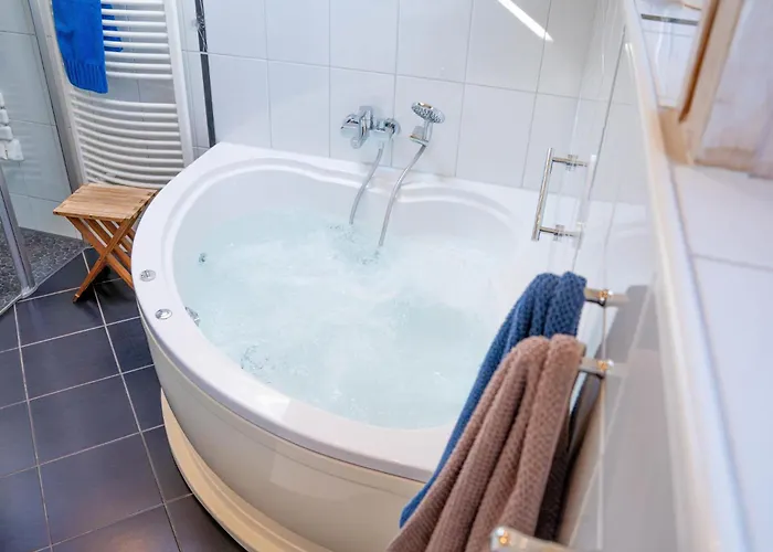Kinderfreundliches 5 Personen Wellnessferienhaus Treibholz Mit Zwei Duschen Und Toiletten, Sauna, Whirlpool, Kaminofen, Wintergarten Und Kanu In Otterndorf