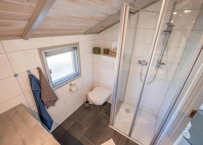 Kinderfreundliches 5 Personen Wellnessferienhaus Treibholz Mit Zwei Duschen Und Toiletten, Sauna, Whirlpool, Kaminofen, Wintergarten Und Kanu In * Otterndorf
