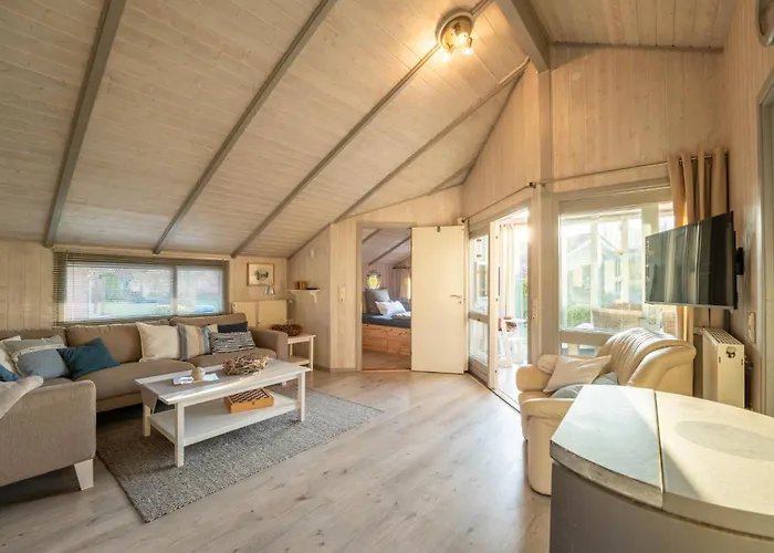 Kinderfreundliches 5 Personen Wellnessferienhaus Treibholz Mit Zwei Duschen Und Toiletten, Sauna, Whirlpool, Kaminofen, Wintergarten Und Kanu In Otterndorf