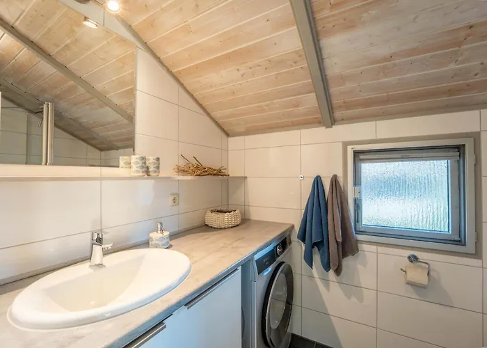 Kinderfreundliches 5 Personen Wellnessferienhaus Treibholz Mit Zwei Duschen Und Toiletten, Sauna, Whirlpool, Kaminofen, Wintergarten Und Kanu In *