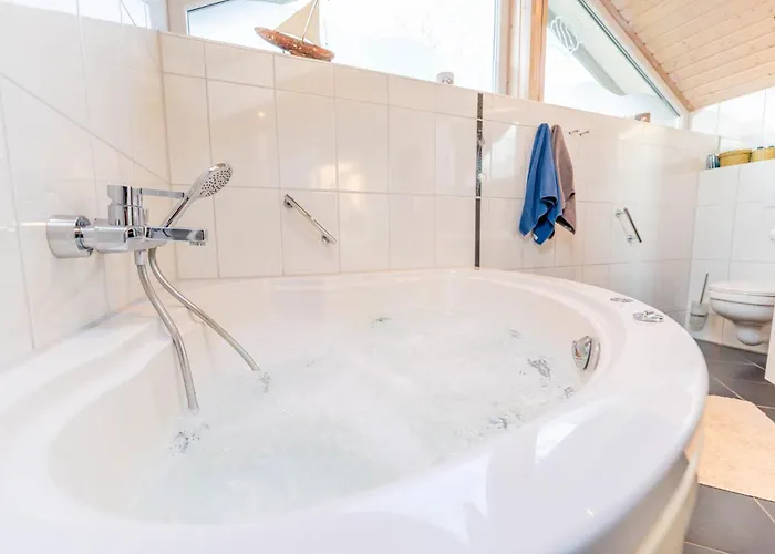 Kinderfreundliches 5 Personen Wellnessferienhaus Treibholz Mit Zwei Duschen Und Toiletten, Sauna, Whirlpool, Kaminofen, Wintergarten Und Kanu In *