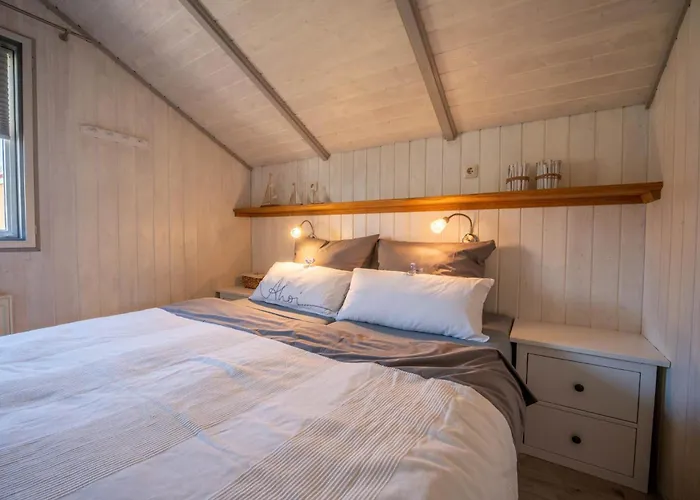 Kinderfreundliches 5 Personen Wellnessferienhaus Treibholz Mit Zwei Duschen Und Toiletten, Sauna, Whirlpool, Kaminofen, Wintergarten Und Kanu In *