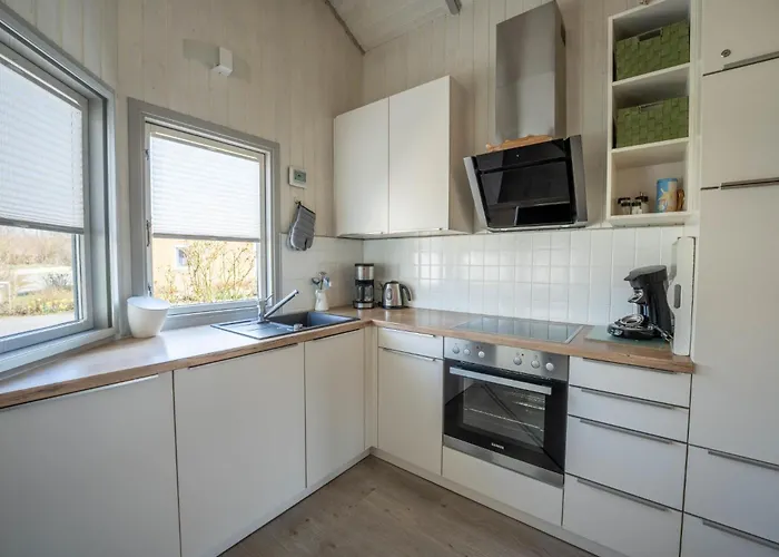 Kinderfreundliches 5 Personen Wellnessferienhaus Treibholz Mit Zwei Duschen Und Toiletten, Sauna, Whirlpool, Kaminofen, Wintergarten Und Kanu In Otterndorf