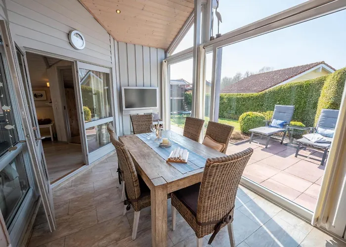 Kinderfreundliches 5 Personen Wellnessferienhaus Treibholz Mit Zwei Duschen Und Toiletten, Sauna, Whirlpool, Kaminofen, Wintergarten Und Kanu In *